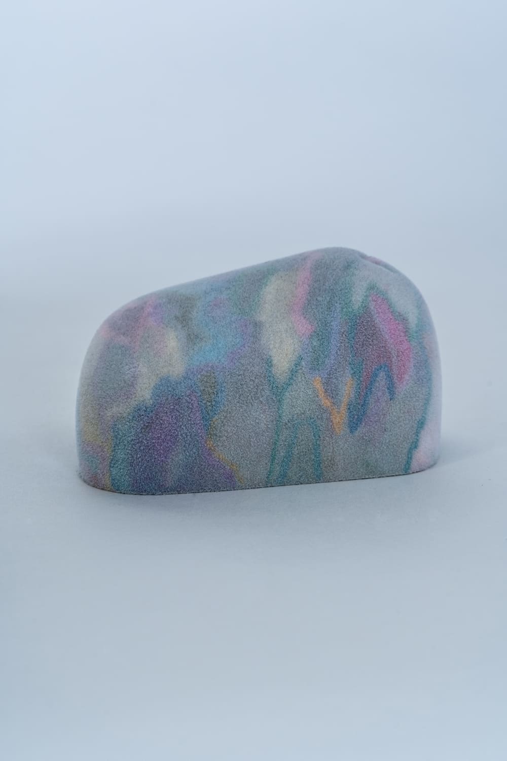 MEET YOUR ART | 久保田 沙耶 | 作品タイトル：still life - soft rainbow camouflage stone | 価格：\66,000 | 制作年：2022年 | 素材：切断した石、植毛、ミクストメディア | サイズ：85 x 100 x 60 mm | 配送までの期間：2~3週間程度 | 作品画像クレジット（コピーライト）：元田喜伸