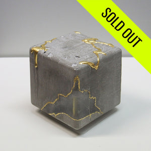 MEET YOUR ART | 大野 修 | 作品タイトル：Cube#2116 | 価格：￥99,000 | 出来上がった造形物をモルタルに置き換える際、施した欠損箇所を金箔や真鍮などで装飾し補うことで複合美を表現。