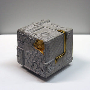 MEET YOUR ART | 大野修 | 作品タイトル：Cube#2109 | 価格：￥99,000 | 出来上がった造形物をモルタルに置き換える際、施した欠損箇所を金箔や真鍮などで装飾し補うことで複合美を表現。