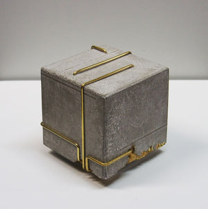 MEET YOUR ART | 大野修 | 作品タイトル：Cube#2109 | 価格：￥99,000 | 出来上がった造形物をモルタルに置き換える際、施した欠損箇所を金箔や真鍮などで装飾し補うことで複合美を表現。