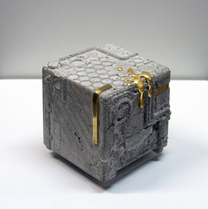 MEET YOUR ART | 大野修 | 作品タイトル：Cube#2103 | 価格：￥99,000 | 出来上がった造形物をモルタルに置き換える際、施した欠損箇所を金箔や真鍮などで装飾し補うことで複合美を表現。