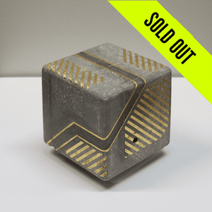 MEET YOUR ART | 大野 修 | 作品タイトル：Cube#2118 | 価格：￥99,000 | 出来上がった造形物をモルタルに置き換える際、施した欠損箇所を金箔や真鍮などで装飾し補うことで複合美を表現。
